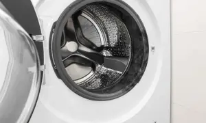 Tamburo di una lavatrice con guarnizione sporca. Scopri come disinfettare la lavatrice per un bucato fresco e igienico.
