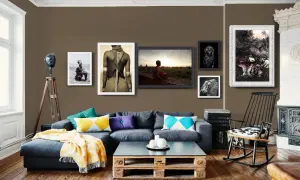 Divano blu scuro con cuscini colorati e coperta gialla. Abbinamenti moderni e accoglienti.