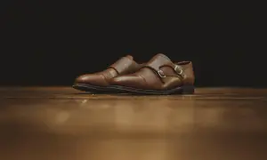 Scarpe eleganti in pelle marrone con doppia fibbia, perfette per chi vuole imparare come verniciare la pelle e dare nuova vita al proprio guardaroba.