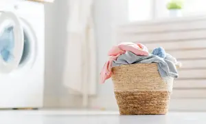 Cesto di biancheria colorata pronto per il lavaggio. Scopri come far profumare il bucato con trucchi semplici e naturali.