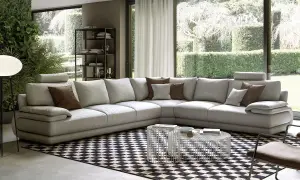 Divano in pelle bianco immacolato, pronto per essere pulito con Chanteclair. Soggiorno moderno con giardino verticale e vista sul verde.