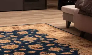 Tappeti turchi moderni con motivi floreali blu e beige, che aggiungono un tocco di eleganza a un soggiorno.