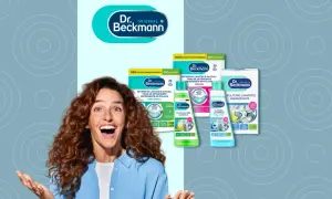 Donna entusiasta con prodotti Dr. Beckmann per fare la lavatrice. Detergenti in fogli e pulitore igienizzante.