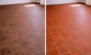 Pavimento in cotto prima e dopo il trattamento con pelle cerata. La differenza è notevole, il colore è più vivo e protetto.