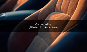 Dettaglio di sedili auto in materiale alcantara, con luce calda che ne esalta la texture.