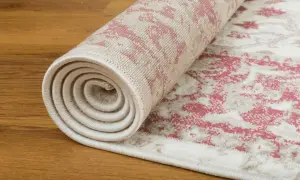 Tappeto persiano arrotolato su parquet. Scopri come conservare i tappeti persiani per mantenerli come nuovi.