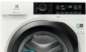 Lavatrice Electrolux PerfectCare 800 con pannello comandi digitale. Il programma "Cotoni Eco" suggerisce un uso efficiente dell'acqua, un vero "acqua saver" per la tua lavatrice.