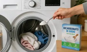 Mano aggiunge bicarbonato di sodio alla lavatrice per disinfettare e deodorare.