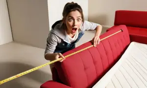 Sorpresa! Misurando le dimensioni del divano letto 3 posti, una ragazza scopre che è perfetto per il suo spazio.