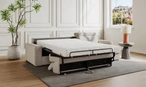 Divano letto aperto, pronto per la riparazione del meccanismo. Materasso bianco, struttura metallica nera, cuscini beige.
