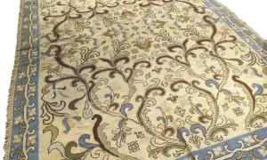 Tappeto 350 x 250 con motivi floreali e bordi blu. Un'opera d'arte tessile che porta la natura in casa.