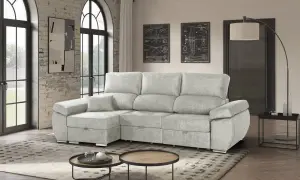 Divano angolare grigio chiaro, con contenitore, cosa significa la sua versatilità. Arredamento moderno con stampe a tema aereo.