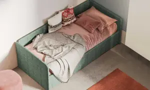 Divano fai da te con letto singolo, verde, con cuscini decorativi e coperta morbida.
