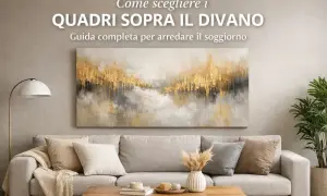 Un soggiorno moderno con un divano grigio, cuscini decorativi e un quadro astratto con dettagli dorati sopra il divano.