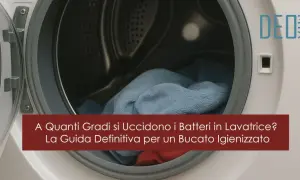 Interno di una lavatrice con panni blu e rossi. La guida definitiva per lavare giacche in lavatrice e igienizzare il bucato.