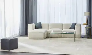Un divano in ecopelle beige, perfetto per ogni salotto. Scopri come pulire un divano in ecopelle per mantenerlo sempre come nuovo.