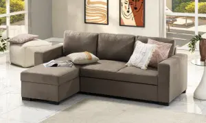 Divano angolare marrone con cuscini decorativi. Utile per capire come smontare un divano angolare per trasporto o pulizia.