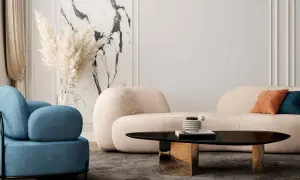 Un accogliente soggiorno con un divano beige, pareti chiare e una poltrona blu. Un tavolino nero lucido con base dorata completa l'arredamento.