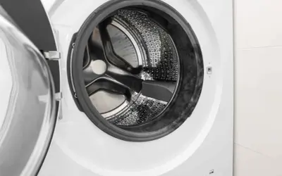 Tamburo di una lavatrice con guarnizione sporca. Scopri come disinfettare la lavatrice per un bucato fresco e igienico.