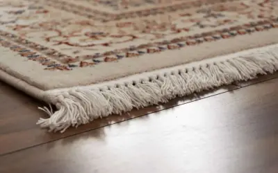 Dettaglio di un tappeto persiano con frange bianche, pronto per la pulizia professionale per mantenerne la bellezza.