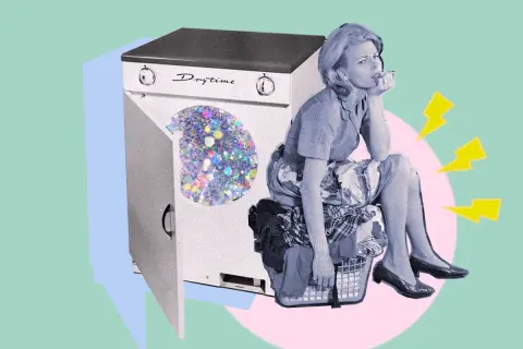 Donna annoiata seduta su un cesto di panni, accanto a una lavatrice con glitter. Un'idea su come disinfettare i vestiti senza lavarli.