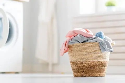 Cesto di biancheria colorata pronto per il lavaggio. Scopri come far profumare il bucato con trucchi semplici e naturali.