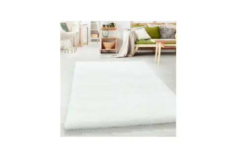 Un soffice tappeto bianco in un soggiorno moderno. Scopri come pulire tappeto bianco per mantenerlo sempre impeccabile.