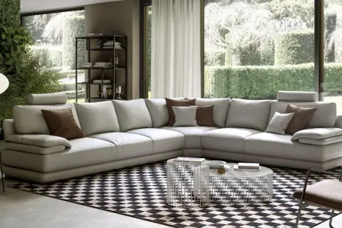 Divano in pelle bianco immacolato, pronto per essere pulito con Chanteclair. Soggiorno moderno con giardino verticale e vista sul verde.