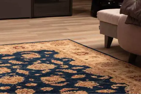 Tappeti turchi moderni con motivi floreali blu e beige, che aggiungono un tocco di eleganza a un soggiorno.