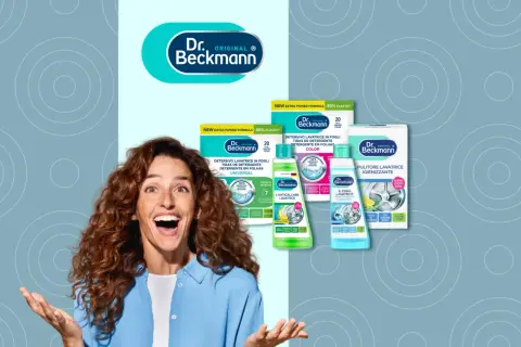 Donna entusiasta con prodotti Dr. Beckmann per fare la lavatrice. Detergenti in fogli e pulitore igienizzante.