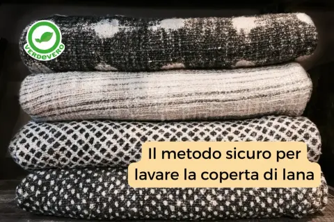 Pile di coperte di lana con motivi geometrici. Il testo indica "Il metodo sicuro per lavare la coperta di lana", suggerendo la temperatura ideale.