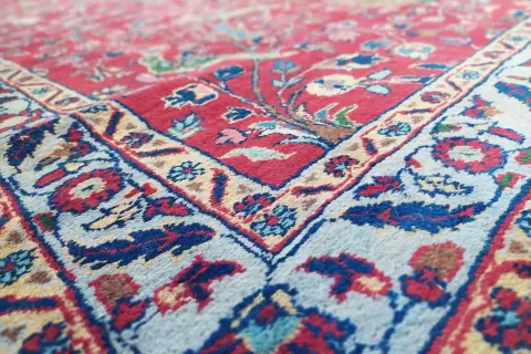 Tappeto Tabriz usato, con dettagli floreali rossi e blu su fondo chiaro. Ottimi prezzi per questo pezzo d'arte.