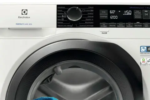 Lavatrice Electrolux PerfectCare 800 con pannello comandi digitale. Il programma "Cotoni Eco" suggerisce un uso efficiente dell'acqua, un vero "acqua saver" per la tua lavatrice.