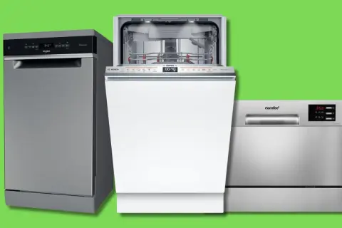 Tre lavastoviglie, una Whirlpool grigia, una Bosch bianca aperta e una Comfee argentata. Soluzioni per installare lavastoviglie senza predisposizione.