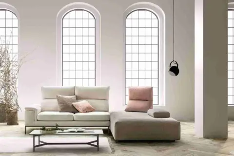 Divano in microfibra: un'oasi di comfort moderno. Pro e contro da valutare per un arredo elegante e funzionale.