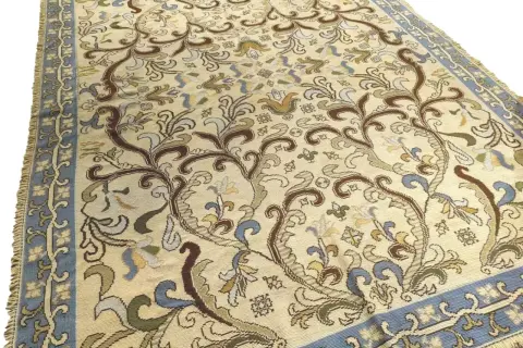 Tappeto 350 x 250 con motivi floreali e bordi blu. Un'opera d'arte tessile che porta la natura in casa.