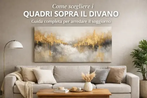 Un soggiorno moderno con un divano grigio, cuscini decorativi e un quadro astratto con dettagli dorati sopra il divano.