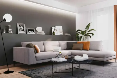 Illuminazione sopra divano, con lampada da terra moderna e faretti a soffitto che creano un'atmosfera accogliente.