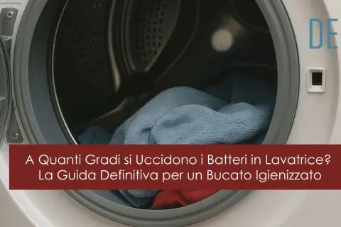 Interno di una lavatrice con panni blu e rossi. La guida definitiva per lavare giacche in lavatrice e igienizzare il bucato.