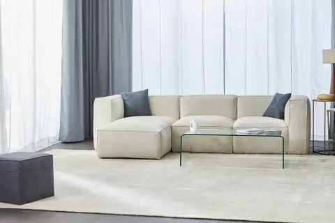 Un divano in ecopelle beige, perfetto per ogni salotto. Scopri come pulire un divano in ecopelle per mantenerlo sempre come nuovo.