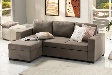 Divano angolare marrone con cuscini decorativi. Utile per capire come smontare un divano angolare per trasporto o pulizia.