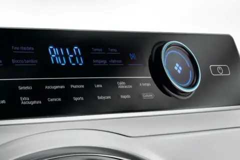 Pannello comandi asciugatrice Hoover con display digitale e simboli per programmi come Cotone, Lana, Babycare. Istruzioni chiare per ogni ciclo.