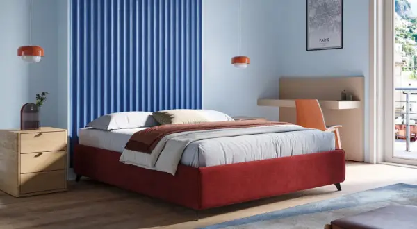Un letto sommier rosso, con comodino in legno e parete blu a coste. Un'idea di design moderno per la camera.