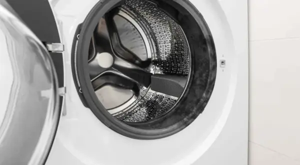 Tamburo di una lavatrice con guarnizione sporca. Scopri come disinfettare la lavatrice per un bucato fresco e igienico.