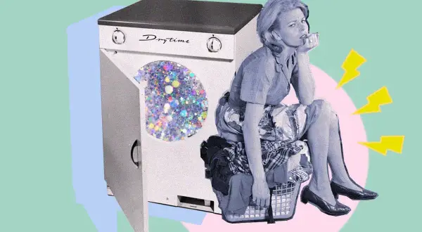 Donna annoiata seduta su un cesto di panni, accanto a una lavatrice con glitter. Un'idea su come disinfettare i vestiti senza lavarli.