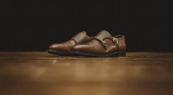 Scarpe eleganti in pelle marrone con doppia fibbia, perfette per chi vuole imparare come verniciare la pelle e dare nuova vita al proprio guardaroba.