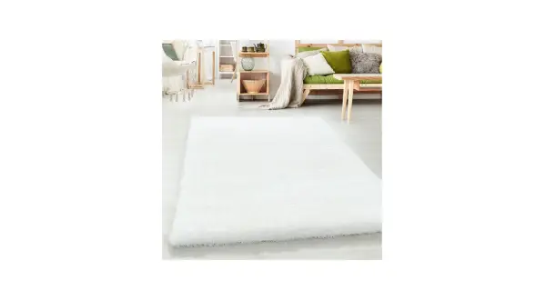Un soffice tappeto bianco in un soggiorno moderno. Scopri come pulire tappeto bianco per mantenerlo sempre impeccabile.