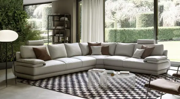 Divano in pelle bianco immacolato, pronto per essere pulito con Chanteclair. Soggiorno moderno con giardino verticale e vista sul verde.