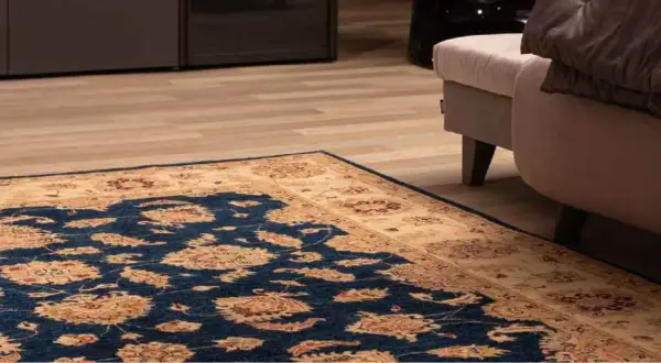 Tappeti turchi moderni con motivi floreali blu e beige, che aggiungono un tocco di eleganza a un soggiorno.
