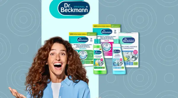 Donna entusiasta con prodotti Dr. Beckmann per fare la lavatrice. Detergenti in fogli e pulitore igienizzante.